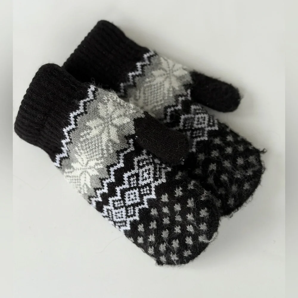 Scandinavian pattern Knit Mittens